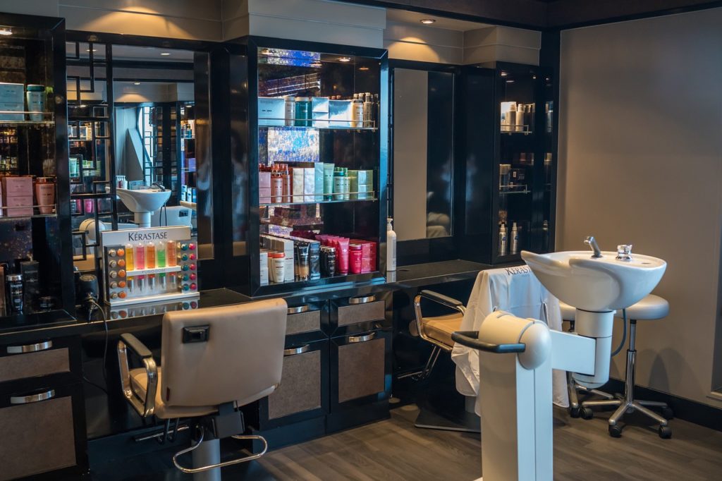 Wyposażony salon fryzjerski